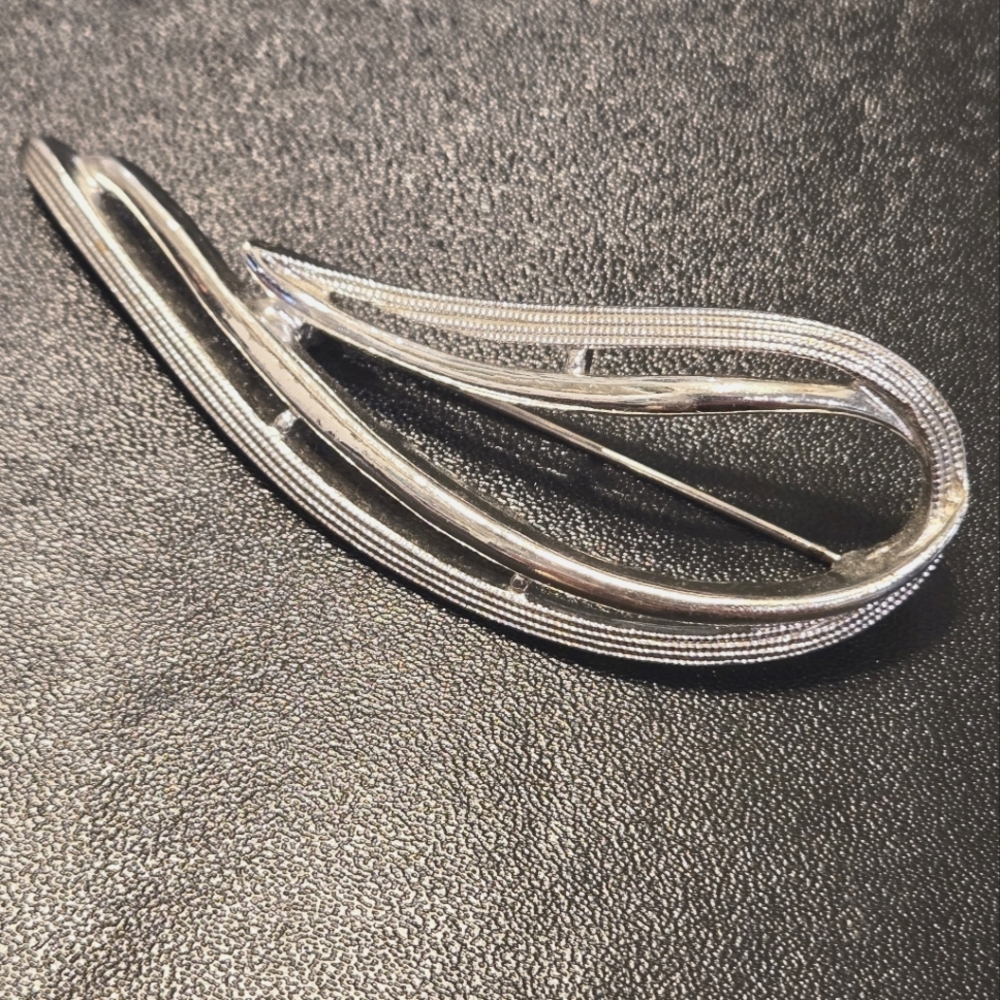 Vintage Elegant Silver Tone Brooch